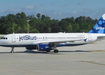 JAC dice JetBlue ha violentado acuerdos asumidos ante denuncias de retrasos; sostendrá reunión con la aerolínea