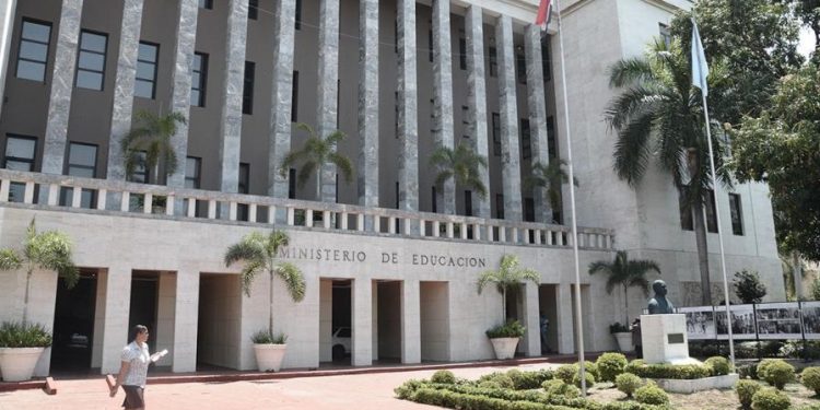 Minerd desvincula presidente de la ADP en Higüey y otros tres maestros por ejercer con títulos falsos