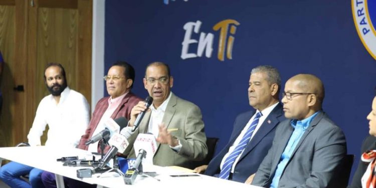 PRM envía documentos de sus postulantes a precandidaturas a Embajada EE.UU., PGR y DNCD para depuración