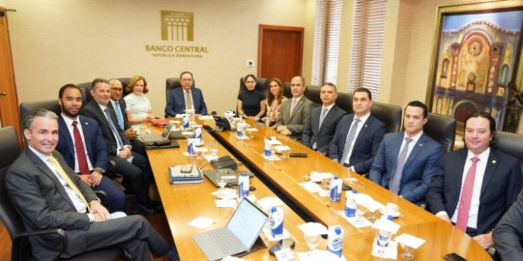 Gobernador Valdez Albizu recibe a la directiva de la Asociación de Puestos de Bolsa