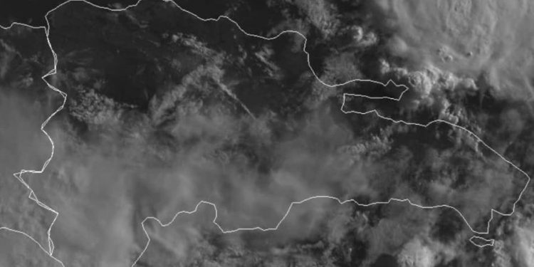 Aguaceros continúan por onda tropical; polvo del Sahara incidirá este viernes