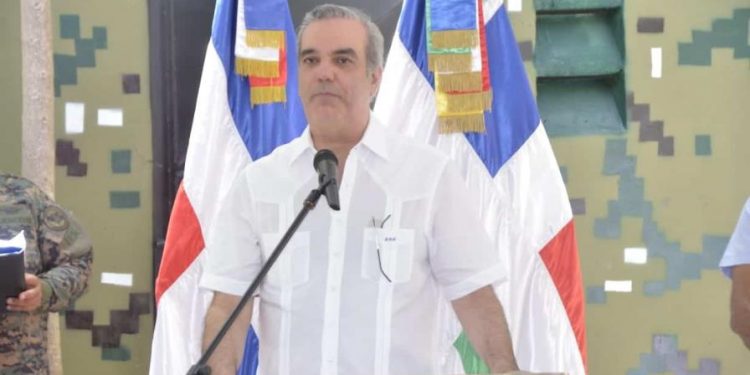 Presidente Luis Abinader continúa trabajando desde casa; síntomas de COVID son leves