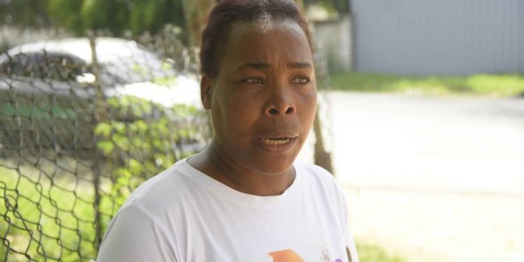 Policías llegaron disparando al barrio donde adolescente fue herido en Boca Chica, según comunitarios