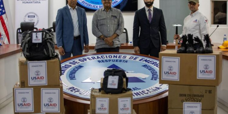 COE entrega a Medio Ambiente más de 200 equipos para responder a incendios forestales