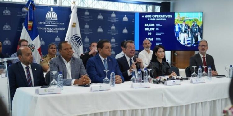 Gobierno afirma ha decomisado 84 mil botellas de alcohol adulterado; desmantela 19 fábricas clandestinas