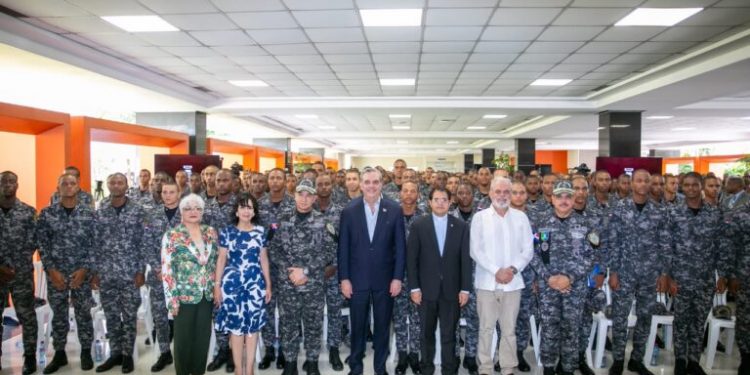 Abinader encabeza graduación de 757 policías en derechos humanos y convivencia ciudadana