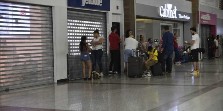 Maletas dejadas y retrasos de vuelos: viajeros mantienen las quejas contra JetBlue