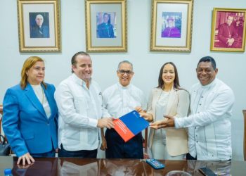 Paliza entrega recursos para remodelación de la Catedral de La Vega