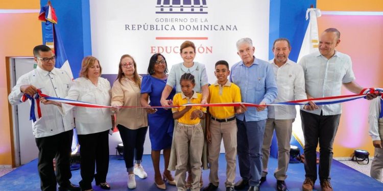 Gobierno entrega obras educativas, eléctricas y deportivas en Santiago y Villa Altagracia