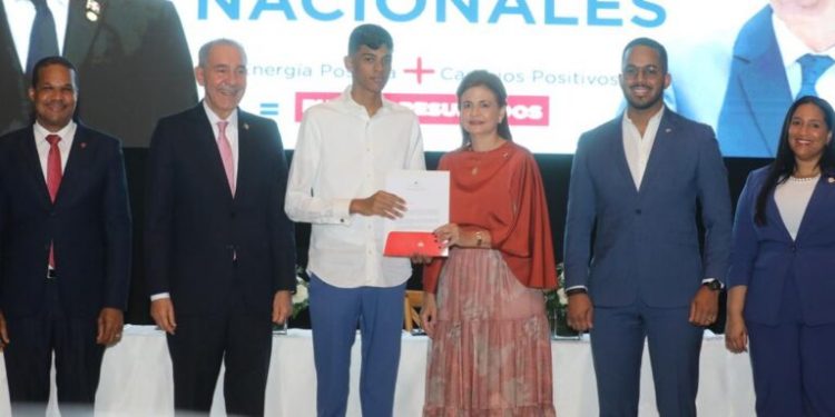 Vicepresidenta encabeza acto de entrega becas nacionales a jóvenes