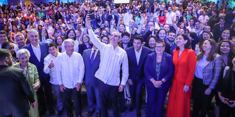 Presidente Abinader agradece a agentes de viajes y tours operadores por lealtad y fidelidad al traer turistas a RD