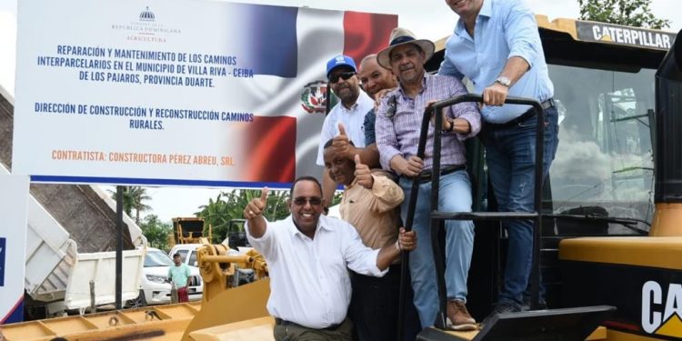 Ministro de Agricultura inicia reparación de 137 kilómetros de caminos vecinales en la Provincia Duarte