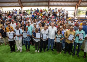 Presidente Abinader entrega más de 300 títulos de propiedad en Montecristi; inaugura centro de INFOTEP y hotel Wyndham Garden El Morro