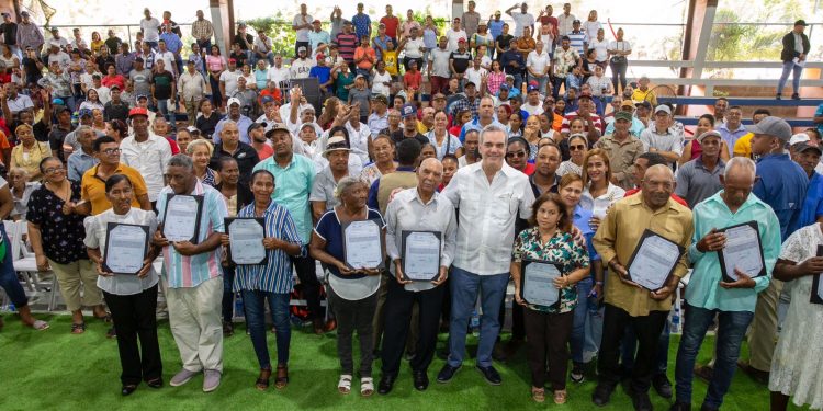 Presidente Abinader entrega más de 300 títulos de propiedad en Montecristi; inaugura centro de INFOTEP y hotel Wyndham Garden El Morro