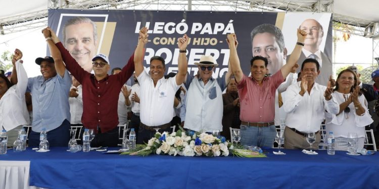 Hipólito Mejía proclama a Robert Tolentino como próximo alcalde de Cutupú.