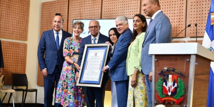 Senado reconoce trayectoria del doctor Rafael Sánchez Español, director del HOMS
