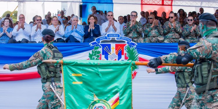 Presidente encabeza Desfile Militar-Policial con motivo 160 aniversario de la Restauración