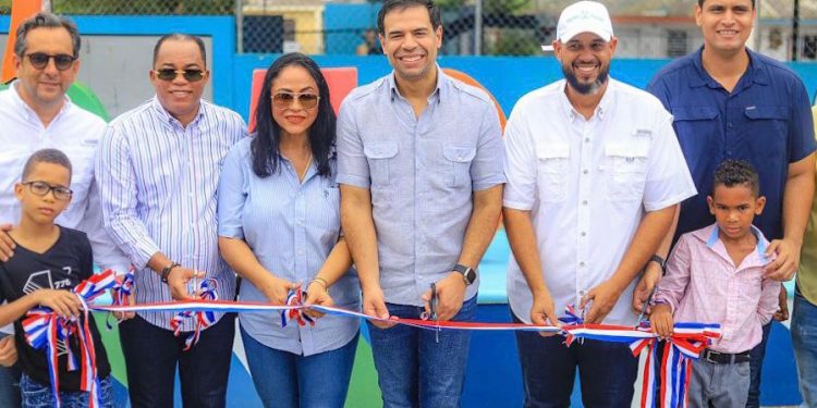 Roberto Ángel inaugura “Paseo de los Colores” en Nagua; más de mil metros cuadrados de arte público