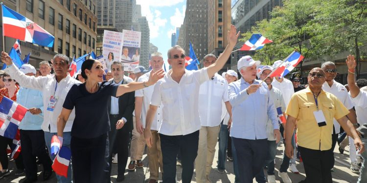 Presidente Abinader encabeza Desfile Dominicano de Manhattan; recorre la Sexta Avenida ovacionado por la multitud
