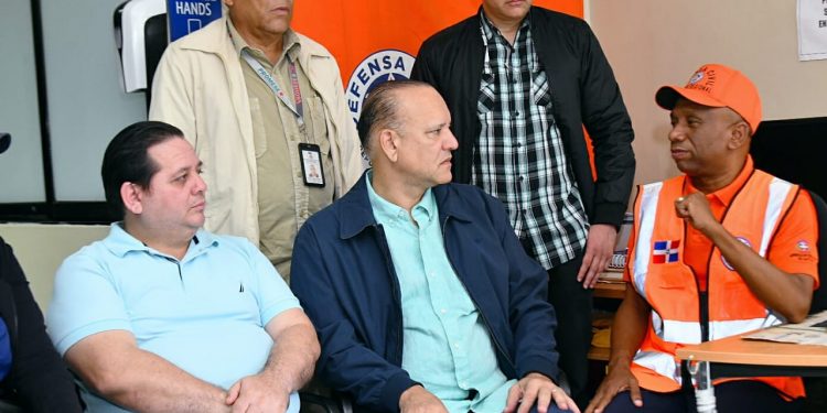 Ulises Rodríguez ofrece apoyo a entidades de socorro en Santiago, ante el paso de la tormenta tropical Franklin.