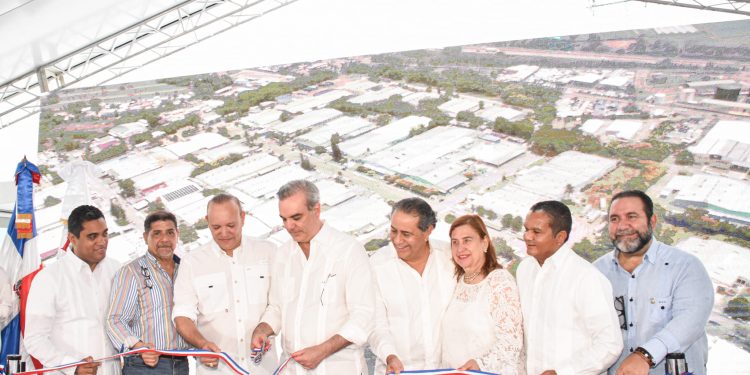 Abinader encabeza acto de inauguración de naves en el Parque Industrial La Vega