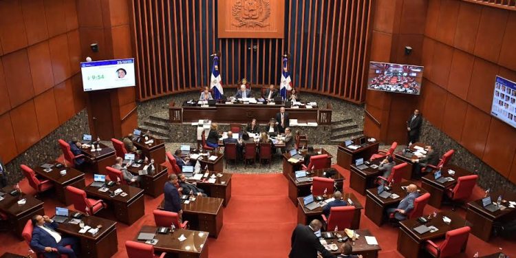 Senadores llaman a la JCE dejar sin efecto resolución sobre retiro de vallas en espacios públicos