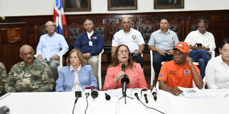 Gobernadora Rosa Santos y la Defensa Civil activan entidades de Santiago ante el paso de la tormenta Franklin