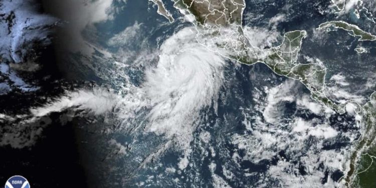 Tormenta Hilary se convierte en huracán al sur del Pacífico mexicano