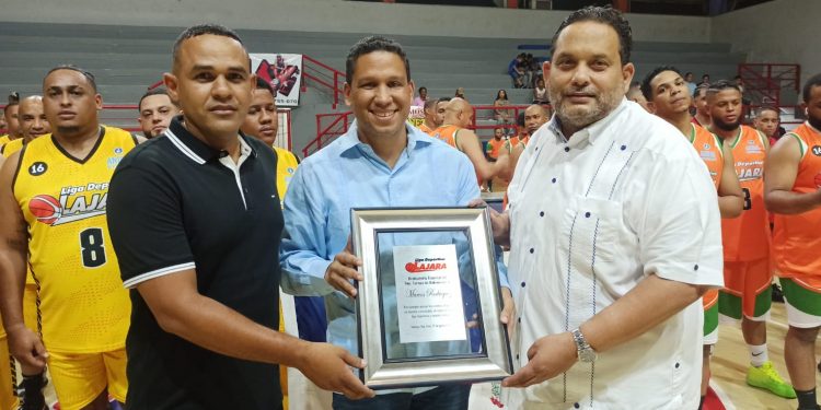 Pueblo Nuevo reconoce a Marcos Rodríguez con placa y dedicatoria de torneo de baloncesto