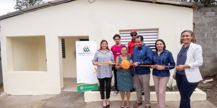 Cooperativa La Altagracia entrega 2 viviendas a familias de Villa Verde