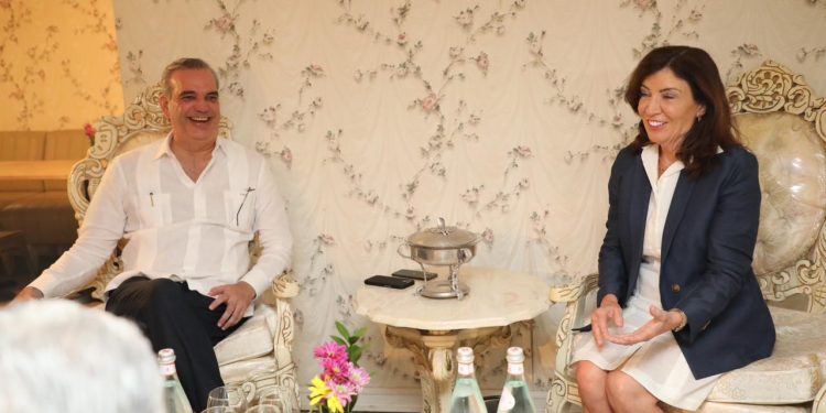 Presidente Abinader encabeza firma de acuerdo para homologación de licencias de conducir de dominicanos en RD y EEUU