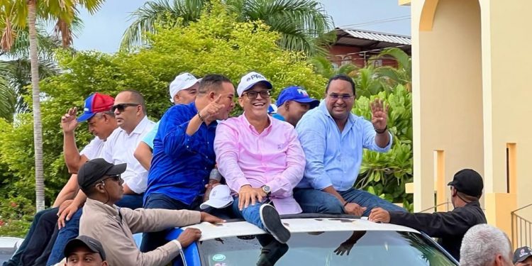 Miles de personas acompañaron a Fredy Fernández en exitosa “Gran Caravana de la Victoria” en Tenares y Salcedo