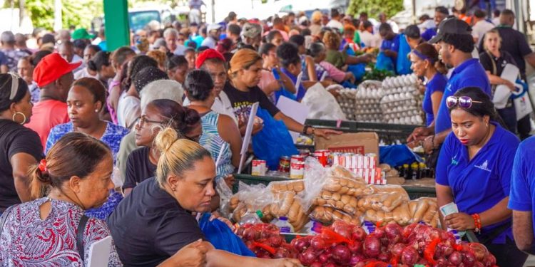 Miles de personas se beneficiaron de la feria “Inespre Está Padrísimo” en Santo Domingo Este