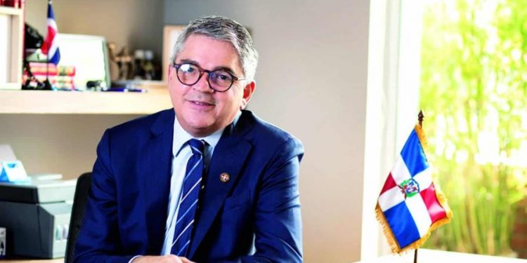 El Minerd defiende la licitación de la ruta escolar