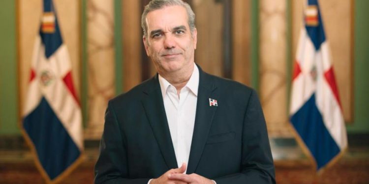 Luis Abinader hace oficial que será aspirante a la reelección por el PRM