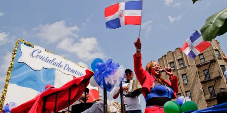 Polémica por supuesta estafa en la Parada Dominicana de El Bronx para obtener visas de paseo