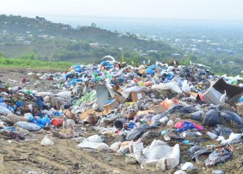 Desborde vertedero de Tamboril afecta vía La Cumbre