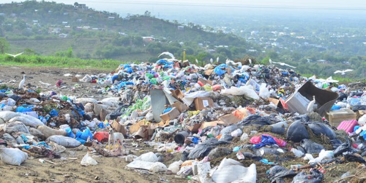 Desborde vertedero de Tamboril afecta vía La Cumbre