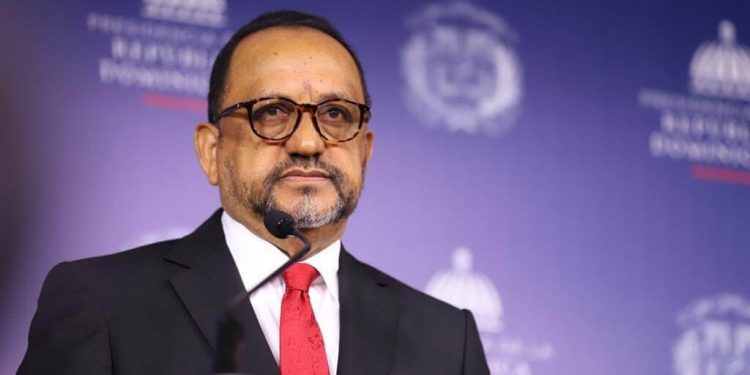 Antoliano Peralta aclara que Abinader no tiene que tomar licencia para buscar repostularse