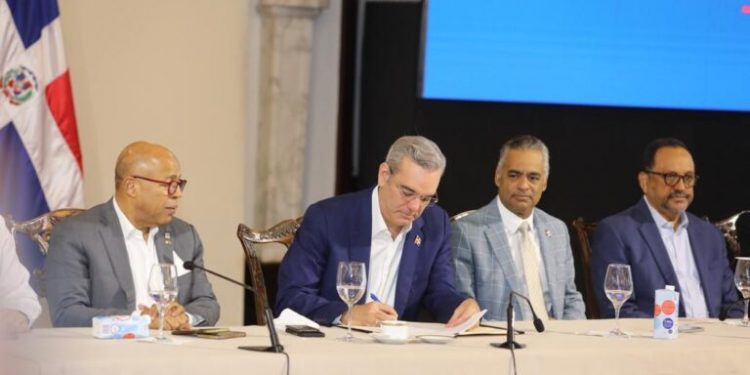 Abinader encabeza promulgación de la Ley que reconoce la lengua de señas en la RD