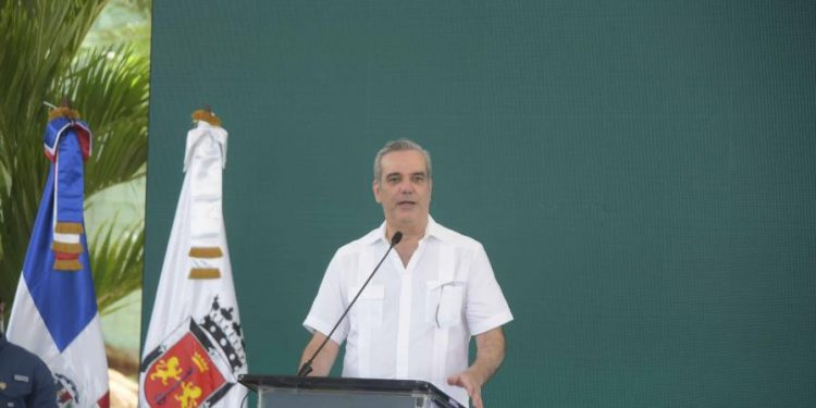 Abinader coquetea con la reelección: "El cambio sigue"