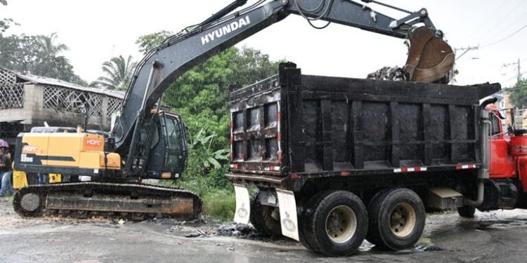 Obras Públicas informa limpieza de cañadas junto al Ayuntamiento de Los Alcarrizos