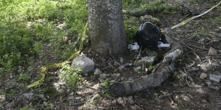 Hallan cadáver de un primer teniente atado de pies y manos en Ciudad Juan Bosch
