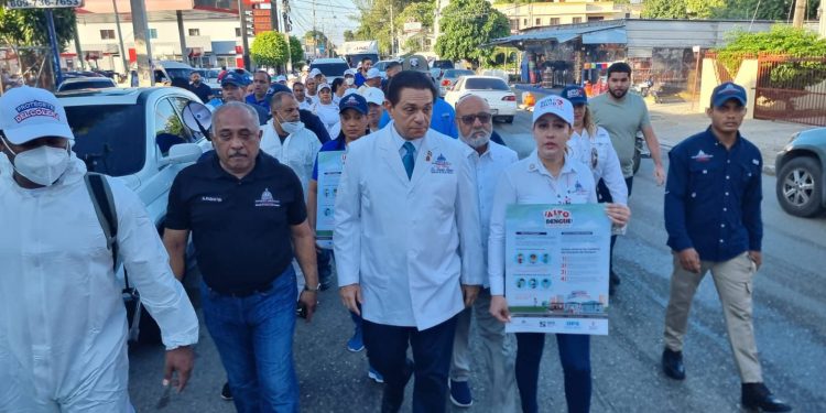 Ministro de Salud Daniel Rivera encabeza jornada contra el dengue en Santiago