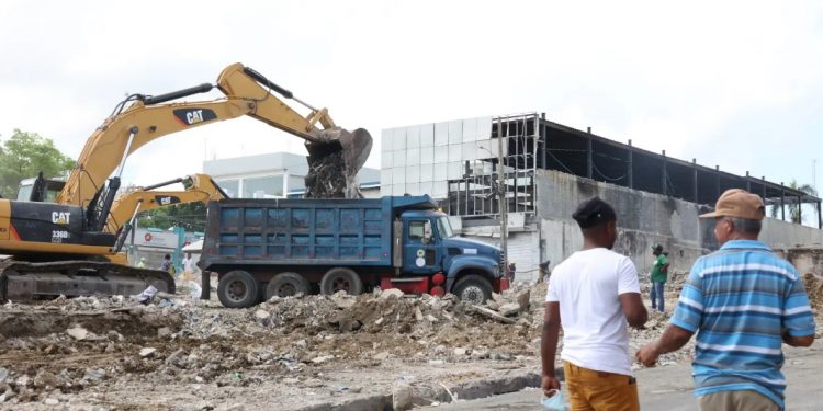 Toneladas escombros sacaban ayer camiones de zona de explosión en SC