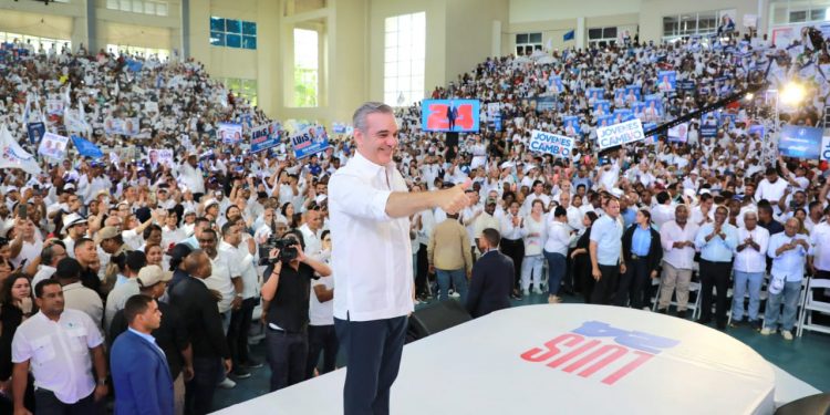 Luis Abinader afirma que está para dar la cara y solucionar los problemas del país