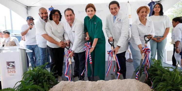 Vicepresidenta Raquel Peña deja iniciada construcción unidades hemodiálisis y pie diabético en hospital de Neyba