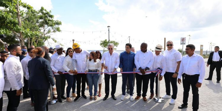 Presidente Abinader inaugura nuevo malecón de Caleta en La Romana.