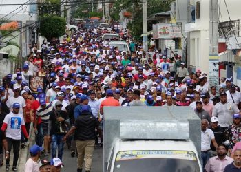 Fredy Fernández reúne en un recorrido por Salcedo a cientos de seguidores