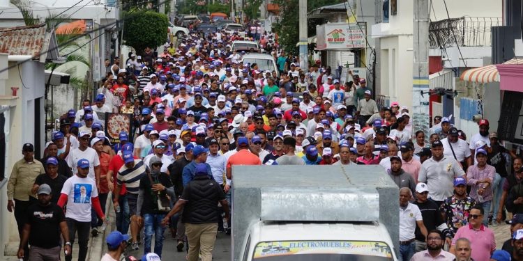 Fredy Fernández reúne en un recorrido por Salcedo a cientos de seguidores